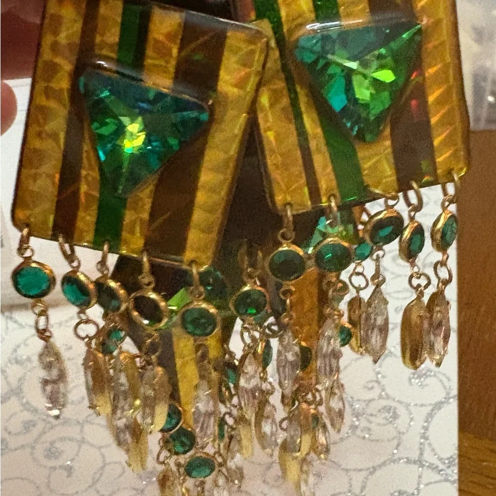 Vintage Beth Brennen Amazing 2 in 1 Green and Gold Loaded Earing New 51/2”long
S - Picture 4 of 16